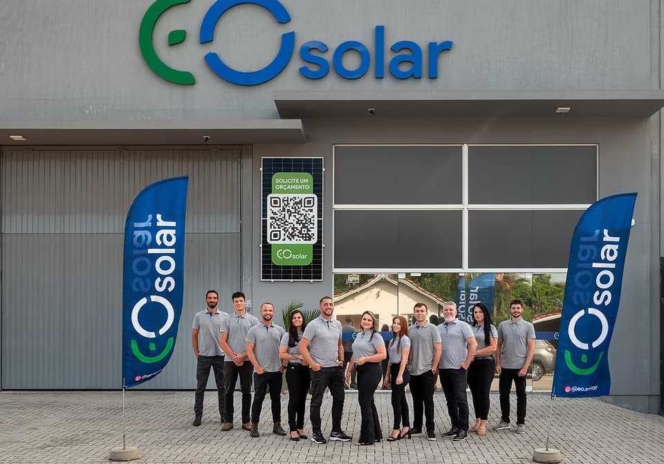 Equipe EO Solar na frente da sede em Tubarão/SC